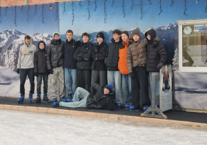 Zajęcia wychowania fizycznego na lodowisku.