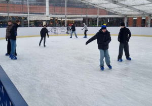 Zajęcia wychowania fizycznego na lodowisku.
