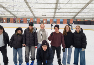 Zajęcia wychowania fizycznego na lodowisku.