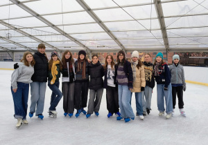 Zajęcia wychowania fizycznego na lodowisku.