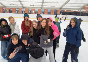 Zajęcia wychowania fizycznego na lodowisku.