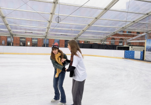 Zajęcia wychowania fizycznego na lodowisku.