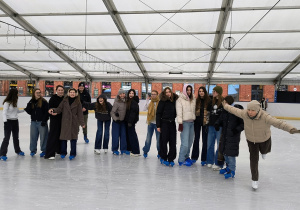 Zajęcia wychowania fizycznego na lodowisku.