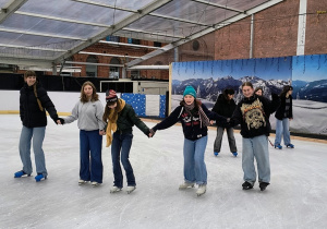 Zajęcia wychowania fizycznego na lodowisku.