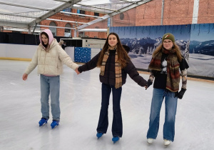 Zajęcia wychowania fizycznego na lodowisku.